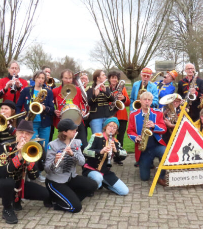17. TenB groepsfoto staand spelend IMG_0447